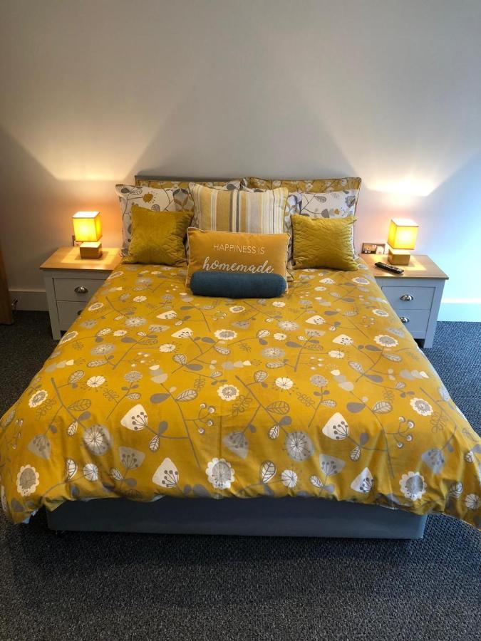 Marine Villa Hotel & Suites - Close To Beach, Train Station & Southend Airport Bagian luar foto