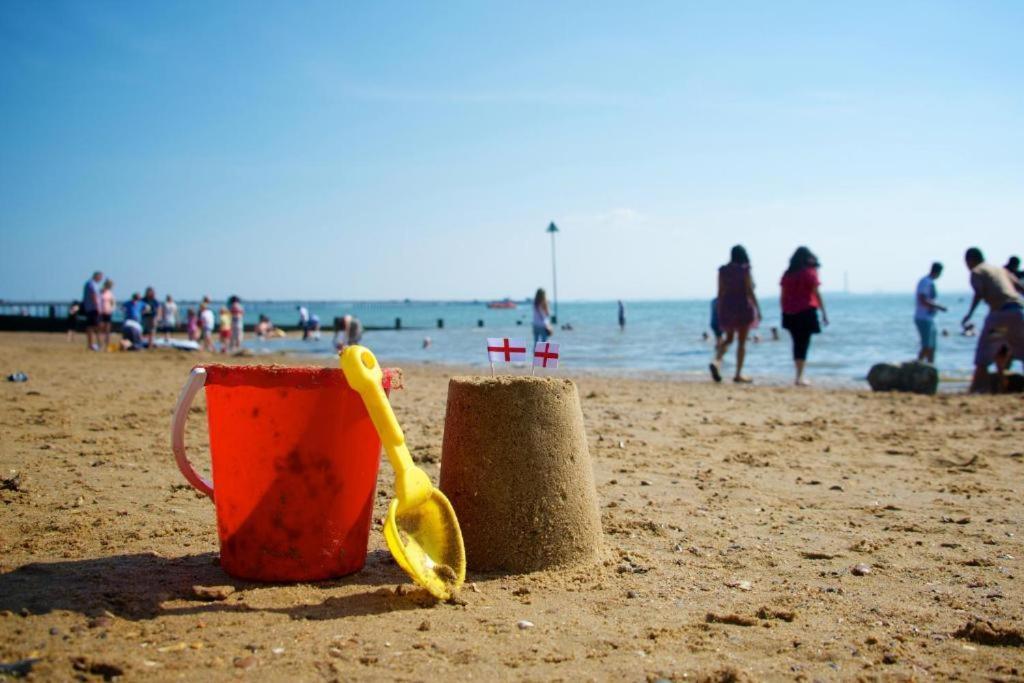 Marine Villa Hotel & Suites - Close To Beach, Train Station & Southend Airport Bagian luar foto