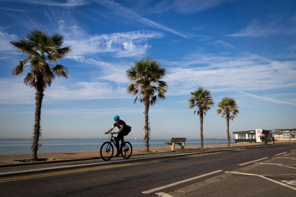 Marine Villa Hotel & Suites - Close To Beach, Train Station & Southend Airport Bagian luar foto