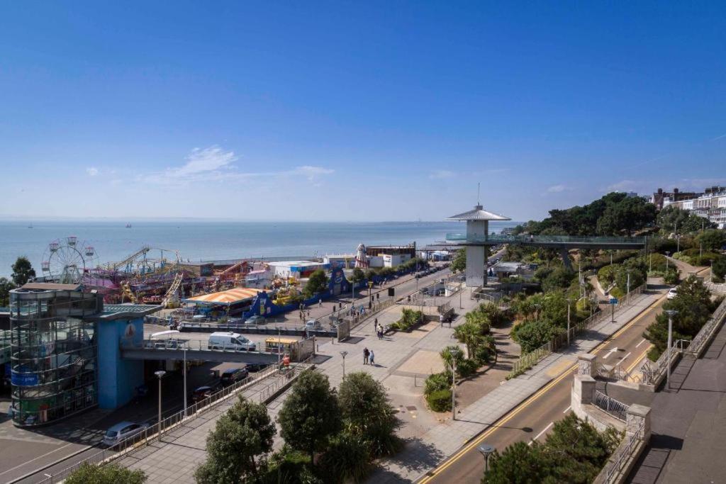 Marine Villa Hotel & Suites - Close To Beach, Train Station & Southend Airport Bagian luar foto