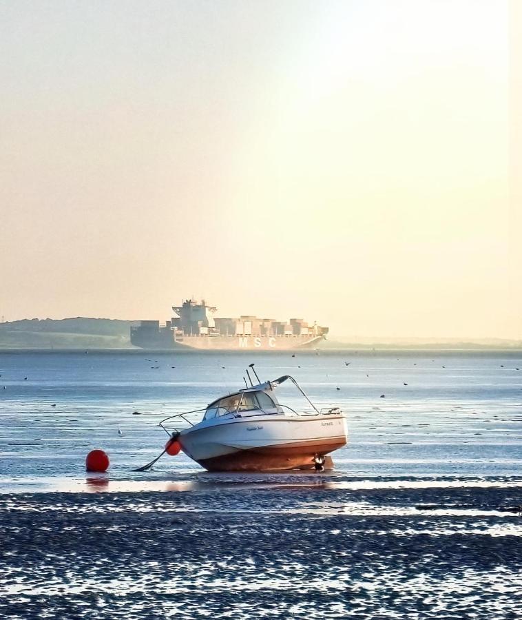 Marine Villa Hotel & Suites - Close To Beach, Train Station & Southend Airport Bagian luar foto