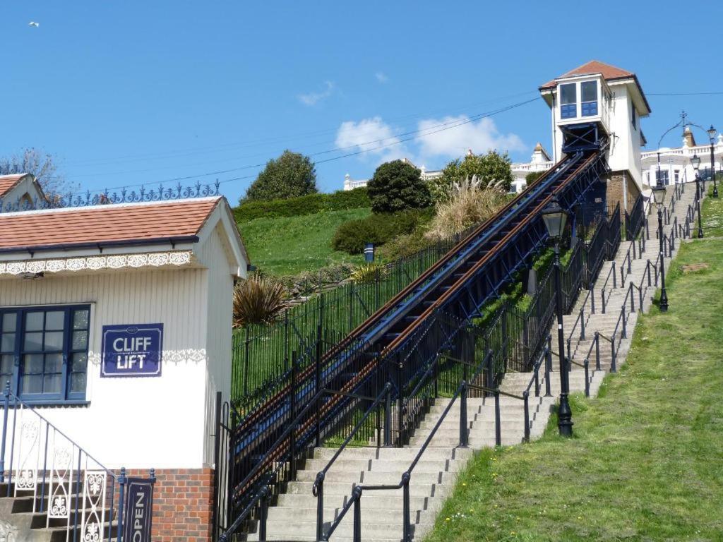 Marine Villa Hotel & Suites - Close To Beach, Train Station & Southend Airport Bagian luar foto