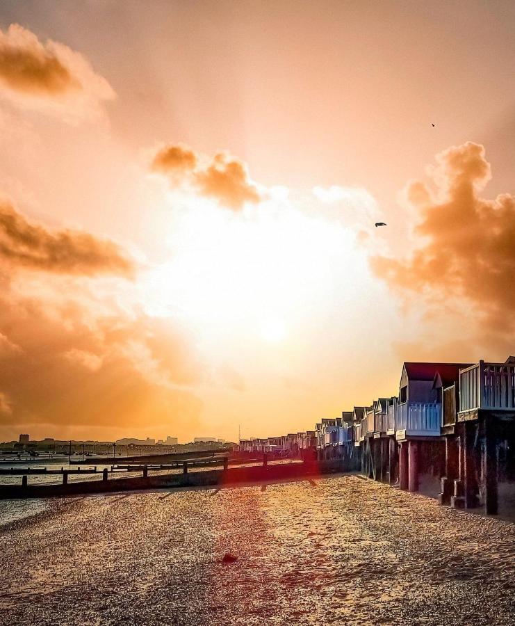 Marine Villa Hotel & Suites - Close To Beach, Train Station & Southend Airport Bagian luar foto