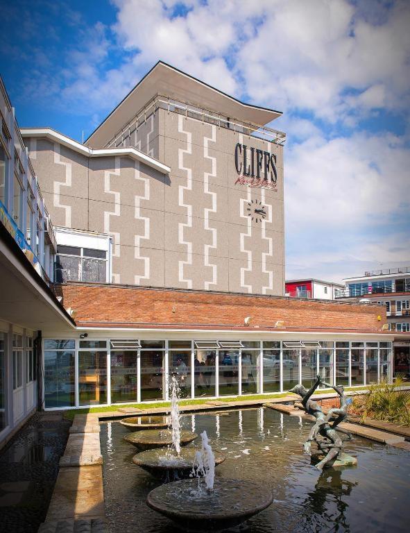 Marine Villa Hotel & Suites - Close To Beach, Train Station & Southend Airport Bagian luar foto