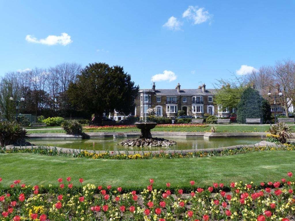 Marine Villa Hotel & Suites - Close To Beach, Train Station & Southend Airport Bagian luar foto