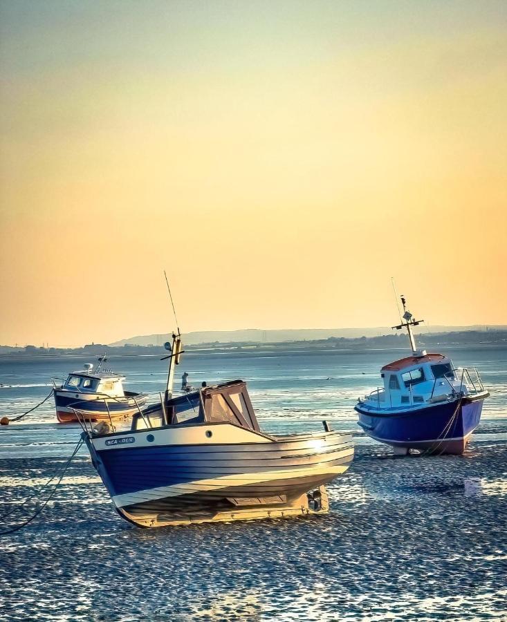 Marine Villa Hotel & Suites - Close To Beach, Train Station & Southend Airport Bagian luar foto