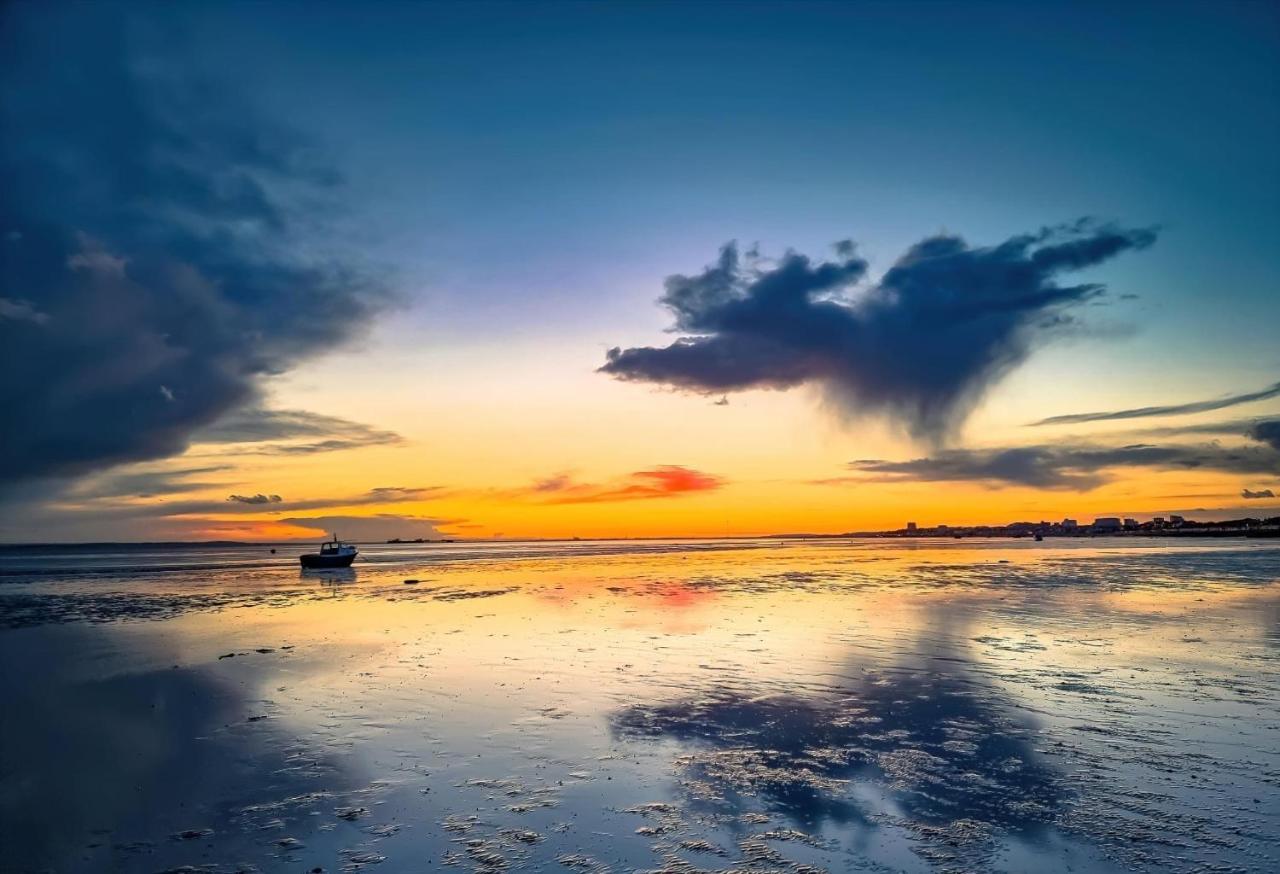 Marine Villa Hotel & Suites - Close To Beach, Train Station & Southend Airport Bagian luar foto